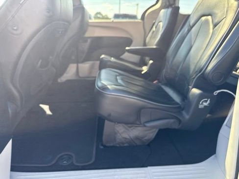 Certified 2019 Chrysler Pacifica Limited FWD image 33