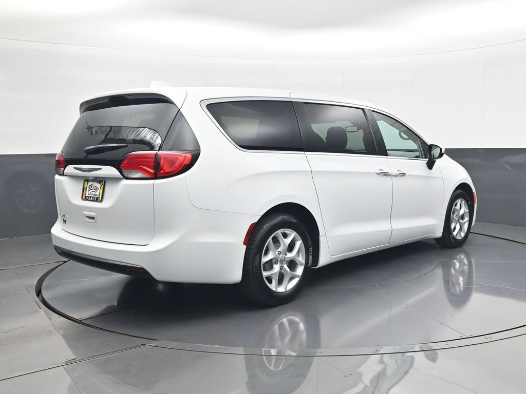 Used 2017 Chrysler Pacifica Touring Plus w/ Tire & Wheel Group FWD image 6