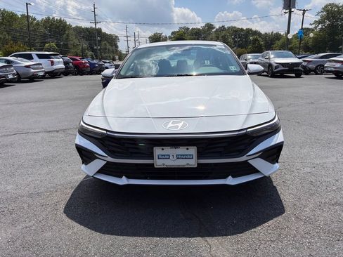Used 2025 Hyundai Elantra Hybrid FWD image 2