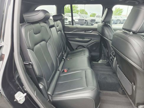 Used 2025 Jeep Grand Cherokee Limited AWD/4WD image 15