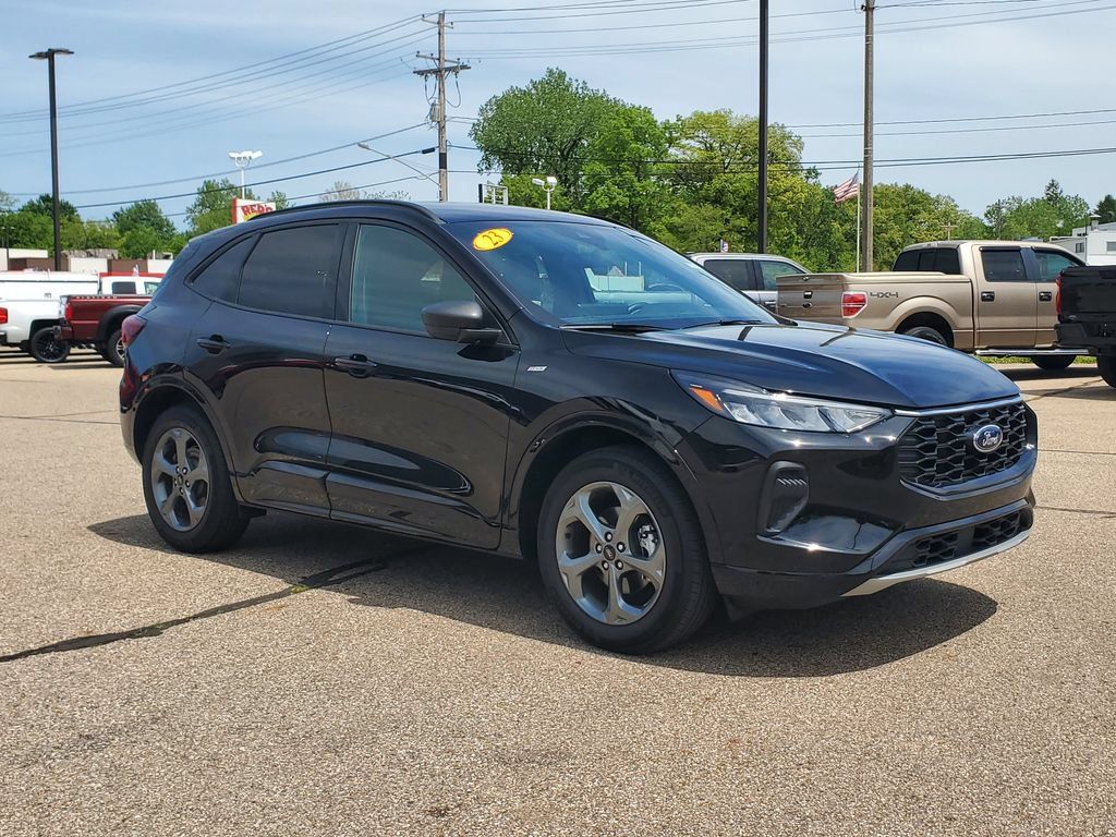Used 2023 Ford Escape ST-Line w/ Tech Pack #1 AWD/4WD image 3