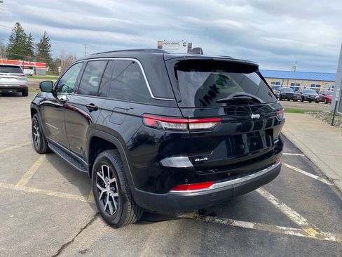 Used 2025 Jeep Grand Cherokee Limited image 3