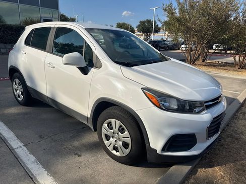 Used 2017 Chevrolet Trax LS FWD image 2