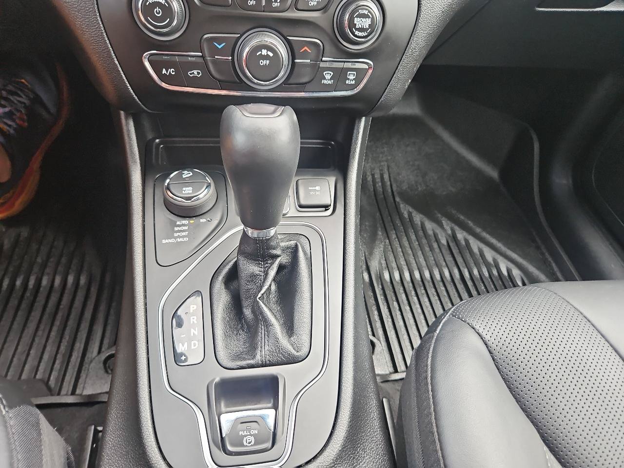 Used 2021 Jeep Cherokee Latitude Lux w/ Mopar Interior Package AWD/4WD image 36