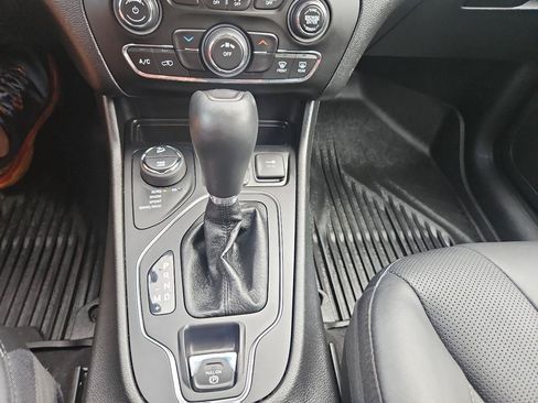 Used 2021 Jeep Cherokee Latitude Lux w/ Mopar Interior Package AWD/4WD image 36