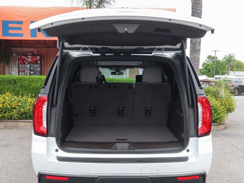 Used 2021 GMC Yukon XL SLT w/ SLT Premium Package image 8