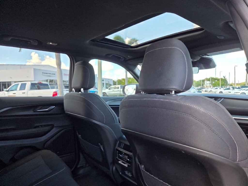 Used 2025 Jeep Grand Cherokee Laredo RWD image 17