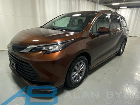 Used 2022 Toyota Sienna LE AWD/4WD image 1