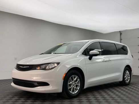 Used 2022 Chrysler Voyager LX FWD image 2