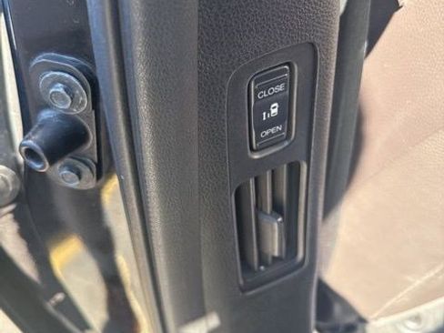 Used 2018 Honda Odyssey Elite image 18