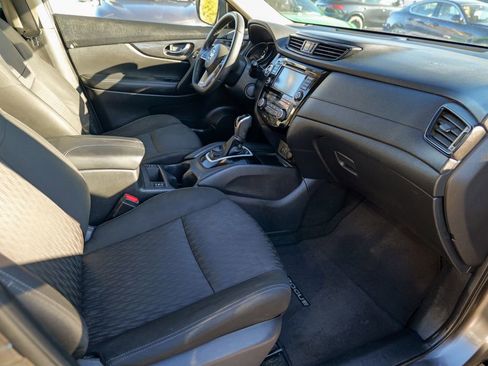 Used 2020 Nissan Rogue SV image 32