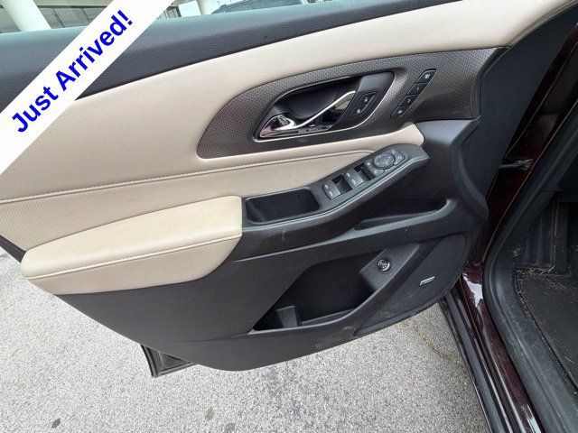 Used 2023 Chevrolet Traverse Premier FWD image 39