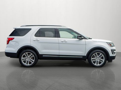 Used 2016 Ford Explorer XLT w/ Equipment Group 202A AWD/4WD image 8