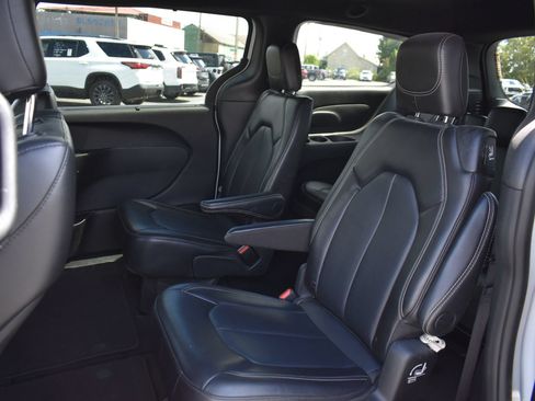 Used 2025 Chrysler Pacifica Select FWD image 17