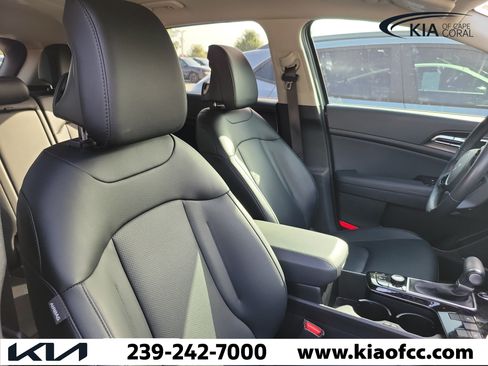 Used 2025 Kia Sportage EX FWD image 8