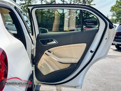 Used 2020 Mercedes-Benz GLA 250 4MATIC w/ Premium Package image 21