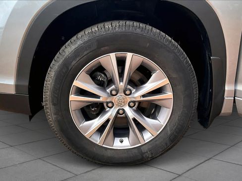 Used 2015 Toyota Highlander XLE image 11