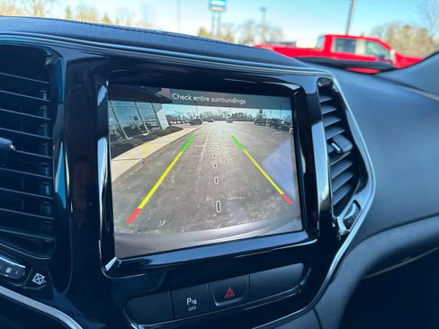 Used 2020 Jeep Cherokee Limited image 23