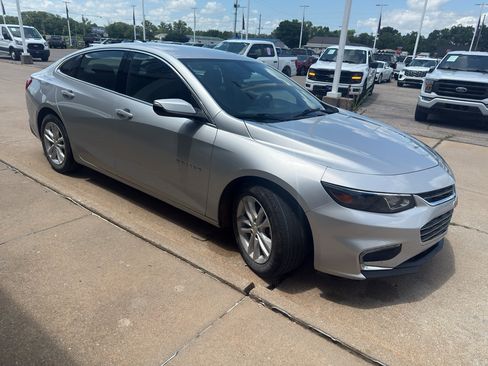 Used 2018 Chevrolet Malibu LT FWD image 4
