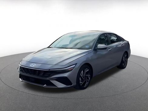 Used 2025 Hyundai Elantra Limited image 7