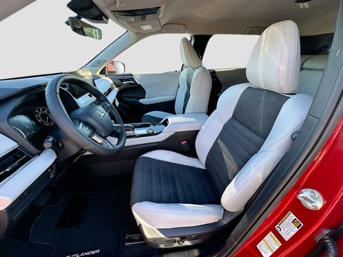 New 2025 Mitsubishi Outlander SE image 15