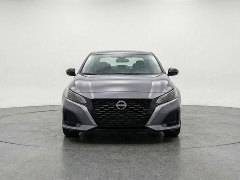 Used 2025 Nissan Altima 2.5 SV FWD image 2