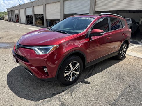 Used 2018 Toyota RAV4 XLE AWD/4WD image 4