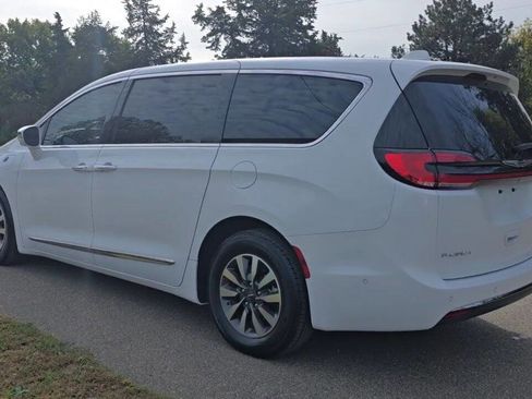 Used 2022 Chrysler Pacifica Limited image 3