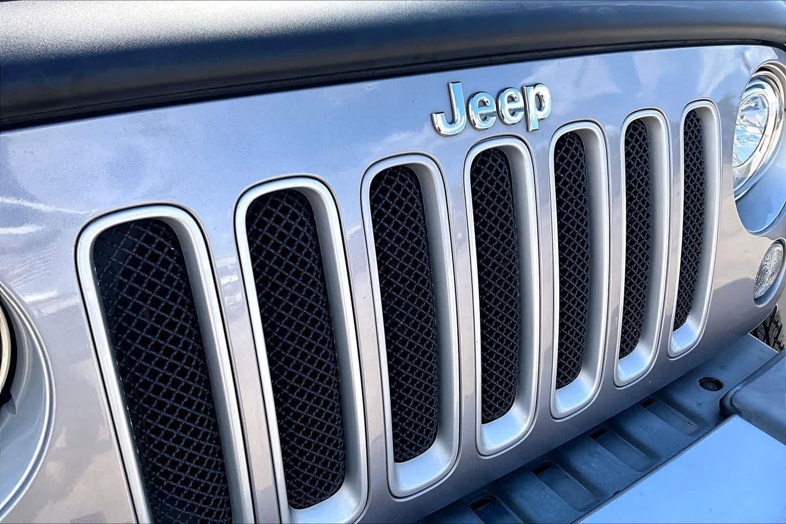 Used 2017 Jeep Wrangler Unlimited Sahara w/ Connectivity Group AWD/4WD image 29