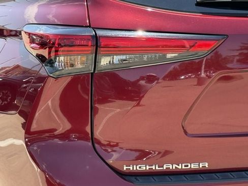 Used 2023 Toyota Highlander XLE FWD image 6