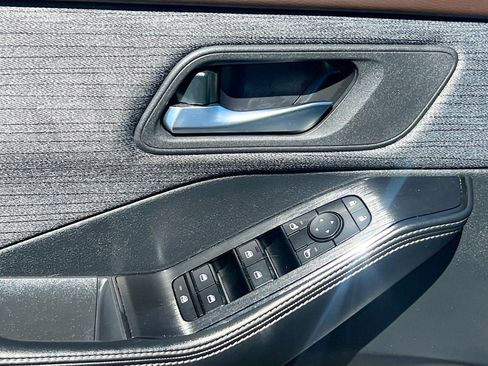 Used 2023 Nissan Rogue SV image 17