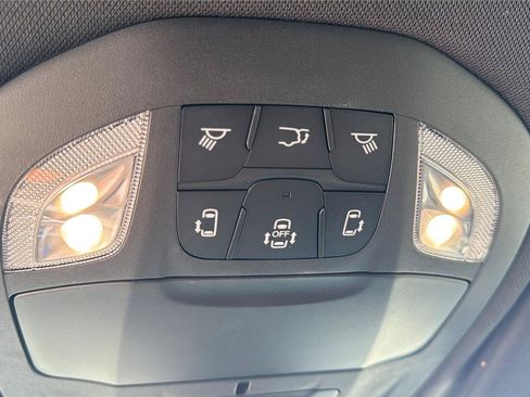 Used 2025 Chrysler Pacifica Select FWD image 2