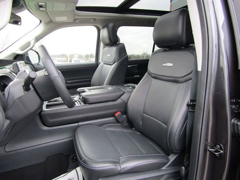 Used 2025 Ford Expedition Platinum AWD/4WD image 19