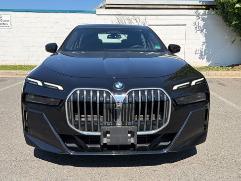 Used 2023 BMW 760i xDrive w/ Luxury Rear Seating Package AWD/4WD image 4