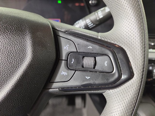 Used 2025 Chevrolet Trax LT FWD image 24