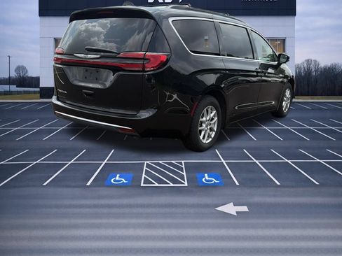 Used 2022 Chrysler Pacifica Touring-L FWD image 4