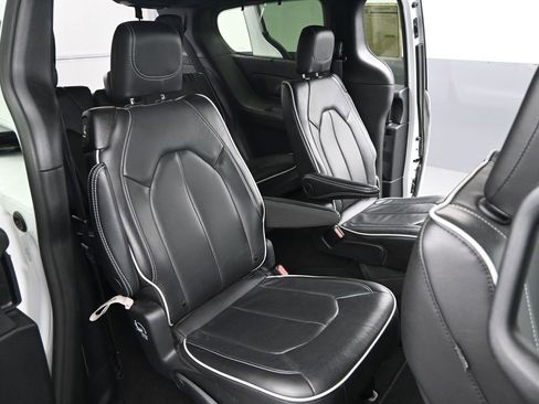 Used 2025 Chrysler Pacifica Limited FWD image 28