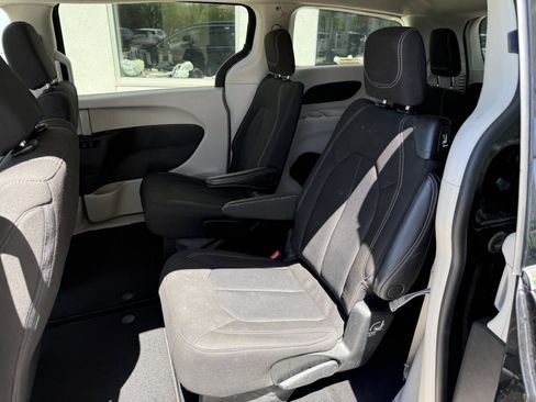 Used 2023 Chrysler Voyager LX FWD image 13