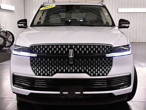 Used 2025 Lincoln Navigator Reserve AWD/4WD image 2