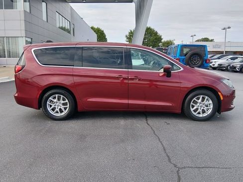 Used 2022 Chrysler Voyager LX FWD image 2