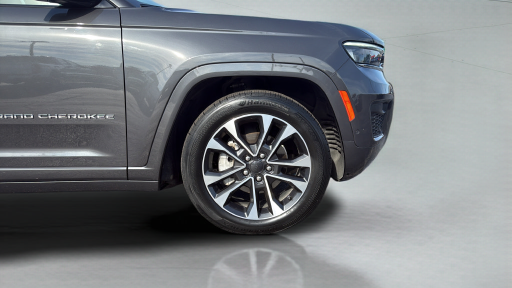 Used 2022 Jeep Grand Cherokee Overland w/ Luxury Tech Group IV AWD/4WD image 32