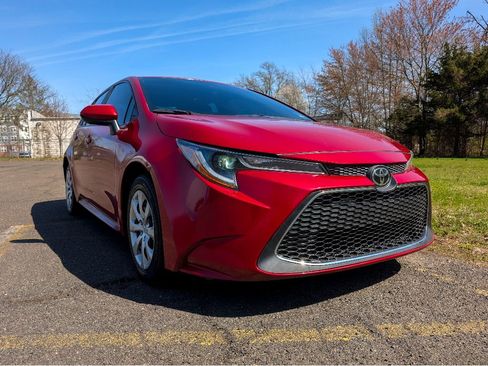 Used 2021 Toyota Corolla LE FWD image 3