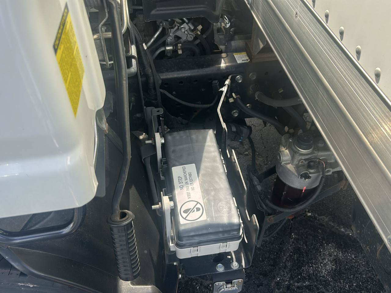 Used 2023 Isuzu NPR RWD image 18