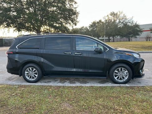 Used 2024 Toyota Sienna XLE image 6