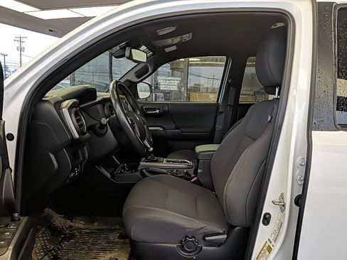 Used 2019 Toyota Tacoma TRD Sport image 11