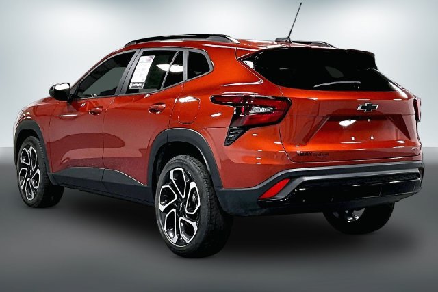 Used 2024 Chevrolet Trax RS w/ Sunroof Package FWD image 6