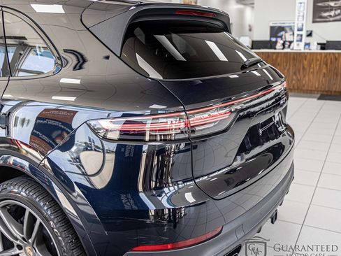 Used 2023 Porsche Cayenne w/ Premium Package AWD/4WD image 12