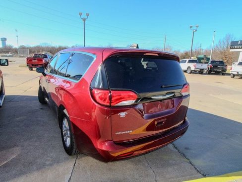 Used 2023 Chrysler Voyager LX image 4