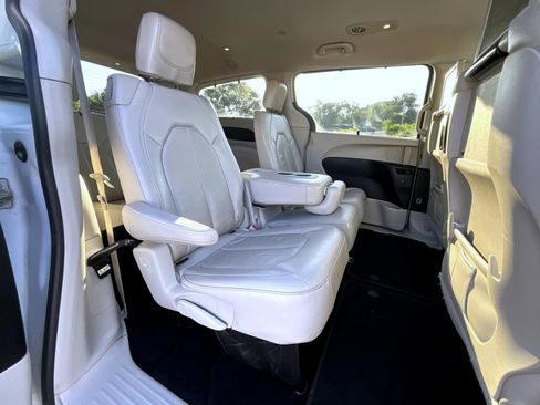 Used 2019 Chrysler Pacifica Touring-L Plus FWD image 20