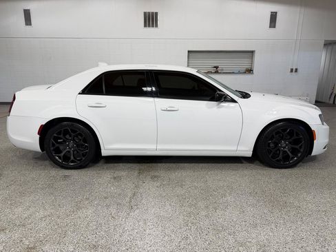 Used 2019 Chrysler 300 Touring w/ Sport Appearance Package RWD image 5